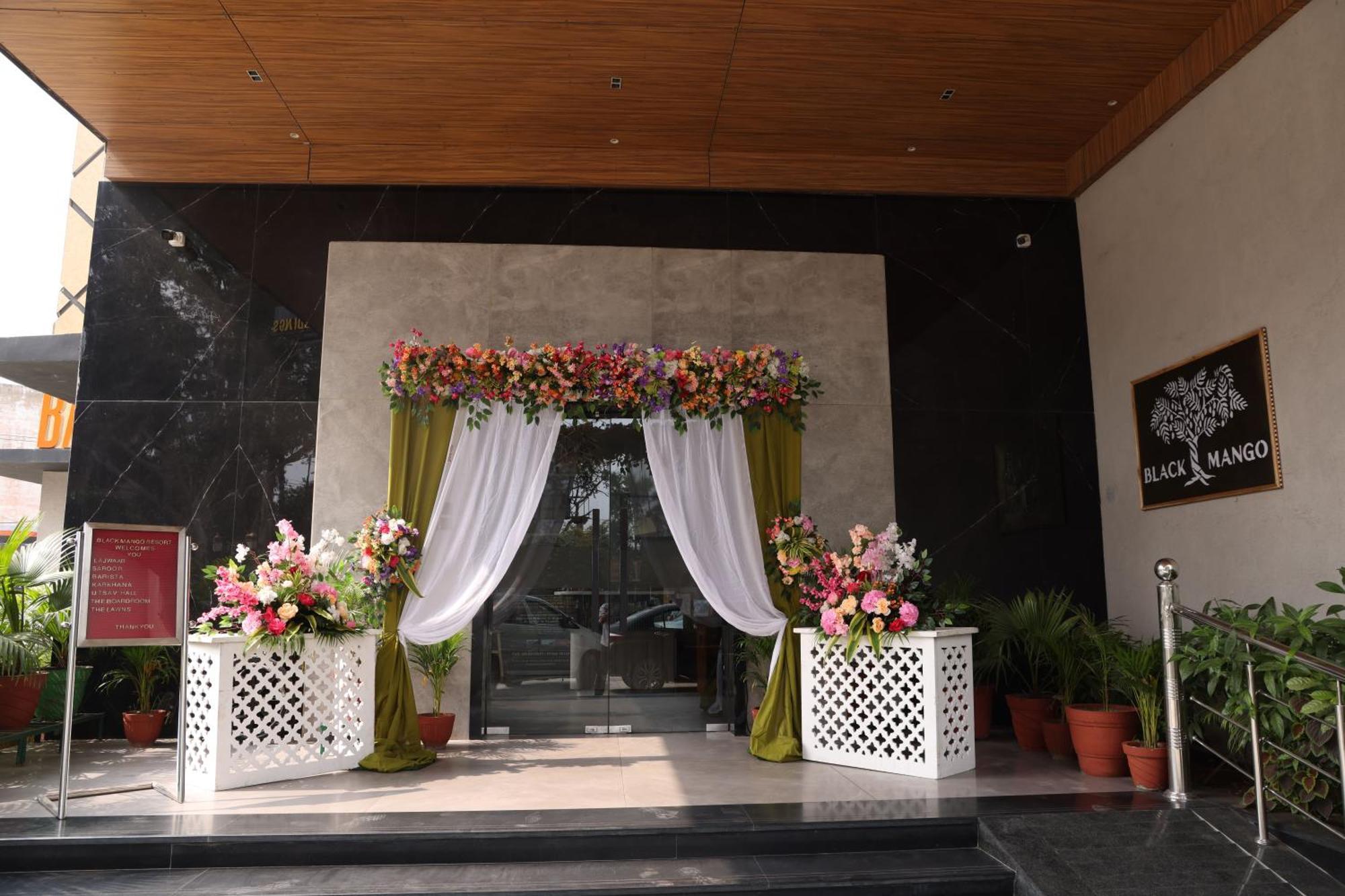 Black Mango Resort Kala Amb Экстерьер фото